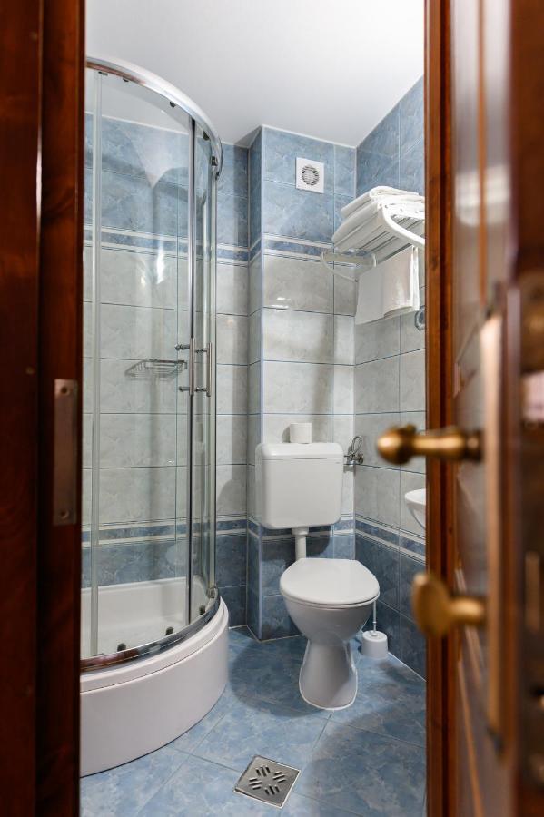 Juliu'S Panzio Csikszereda Hotel Buitenkant foto