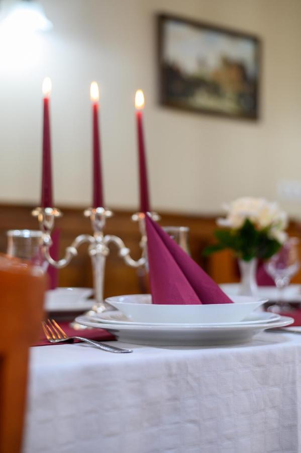 Juliu'S Panzio Csikszereda Hotel Buitenkant foto