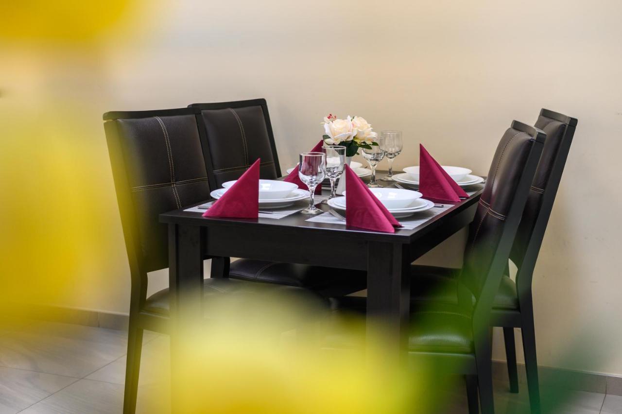 Juliu'S Panzio Csikszereda Hotel Buitenkant foto