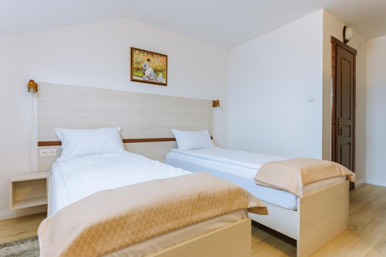 Juliu'S Panzio Csikszereda Hotel Buitenkant foto